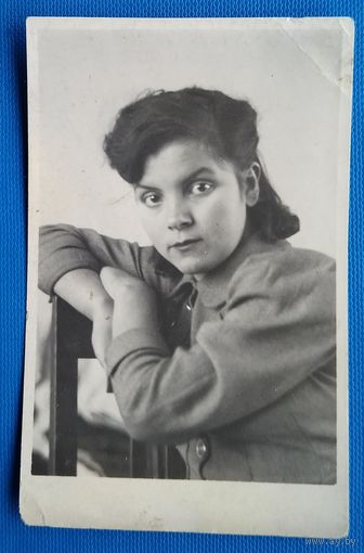 Фото девушки-студентки. 1942 г. 5.5х8 см.