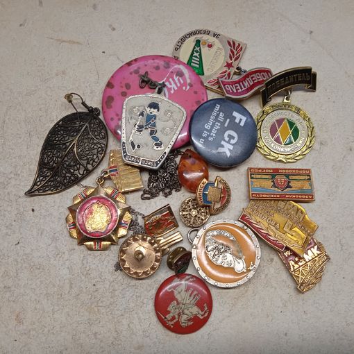Значки и всякая мелочь.