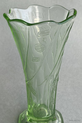 Ваза гранёная зелёного стекла СССР