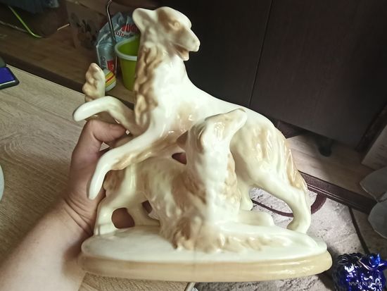 Статуэтка фарфор СССР борзые собаки играют