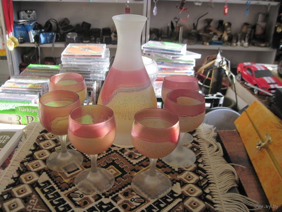 Сервиз для вина(графин и 6 рюмок). Матовое цветное стекло. Иордания.