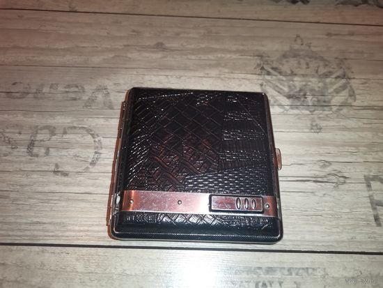 Металлический портсигар "Dragon" с встроенной пьезо-зажигалкой.