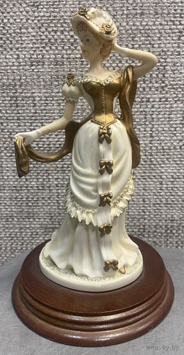 Статуэтка на деревянной подставке. The Leonardo Collection. The Promenade. Германия. Высота 22 см. 1993 год