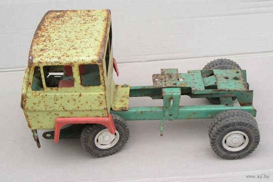 Автомобиль самосвал МАЗ времен СССР