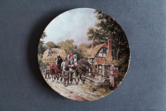 Тарелка коллекционная настенная [Англия, Royal Doulton, У поилки, Bradex #26-R62-69.1] D=20,5см.