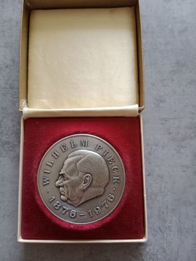 Медаль настольная в футляре 100 лет WlLHELM PIECK 1876 - 1976 г. Тяжёлая