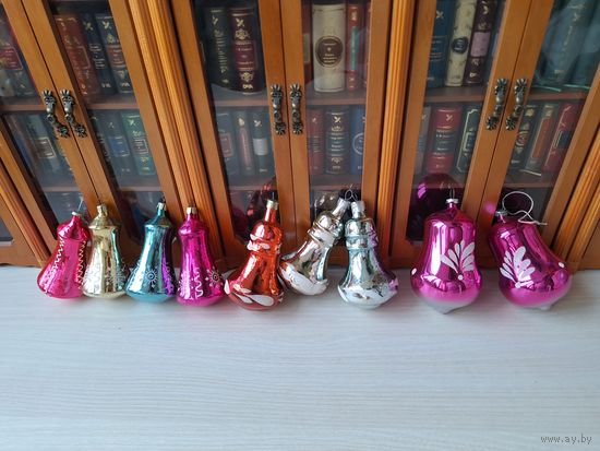 Елочные игрушки - колокольчики (один из них фосфорный - светится в темноте) - 9 штук
