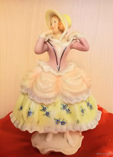 Девушка,завязывающая  шляпку, фарфор, Karl Ens