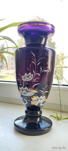 Ваза Лилии, аметистовое стекло (высота 30.5 см). Богемия, Чехословакия