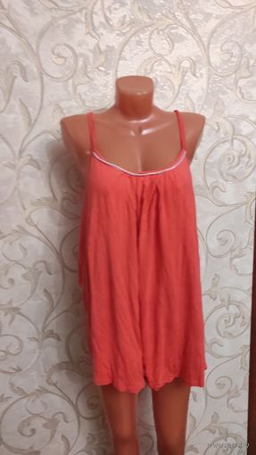 Красивая блуза кораллового цвета на 66-70 размер, очень хорошо сидит на фигуре, красиво смотрится украшение на груди. Длина 71 см, ПОгруди 67 см, но отлично тянется, реально подойдет на 66-70 размер,