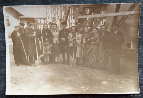 Фото на предпраздничном первомайском воскреснике. 1957 г. 9х14 см.