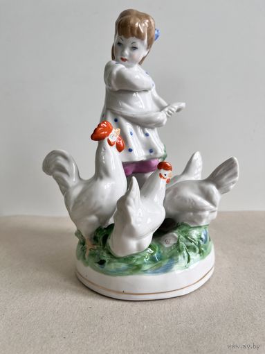 СТАТУЭТКА ФАРФОРОВАЯ "ДЕВОЧКА КОРМИТ КУР". ДУЛЕВО. КЛЕЙМО 1960Г. РАННИЙ ВЫПУСК. СМ.ФОТО, ОПИСАНИЕ.