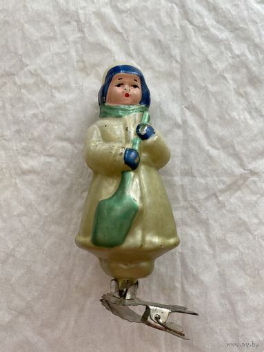 Елочная игрушка Мальчик с лопаткой.