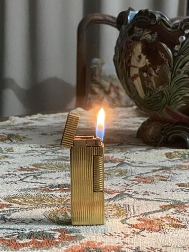 Зажигалка Dunhill.
