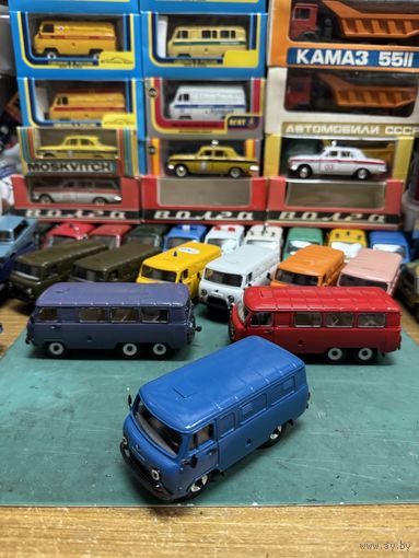 УАЗ-452 (с 1985 года УАЗ-3741), кузов со всеми "глухими" боковыми стеклами за водительским рядом, зеркала заднего вида, ручки дверей отдельными деталями, синий цвет, металл, Тантал, Агат, Саратов