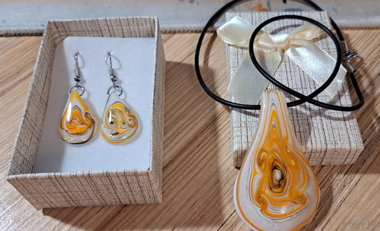 Комплект бижутерии желтый, новый, серьги и кулон