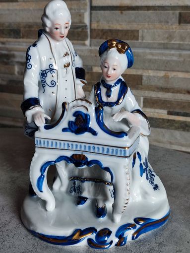 Фарфоровая статуэтка кавалер и дама.