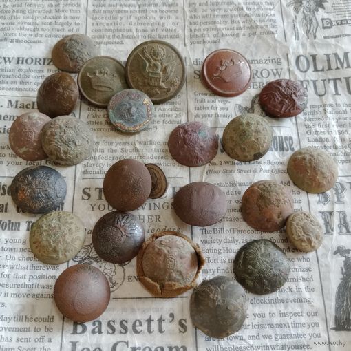 Большой лот пуговицы разные по ценности и сохрану 24 штуки без чистки