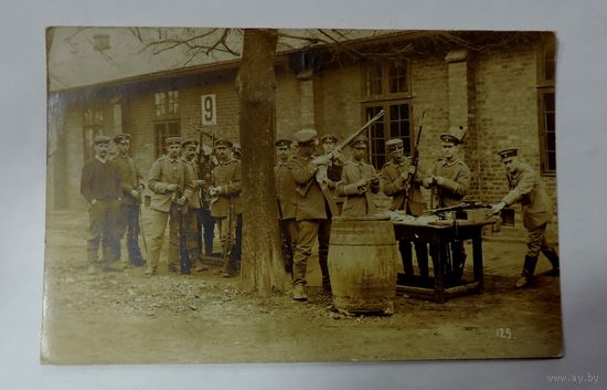 Фото немецких солдат "Чистка оружия" 1916 г. 1-я мировая война. Размер 8.8-13.8 см.