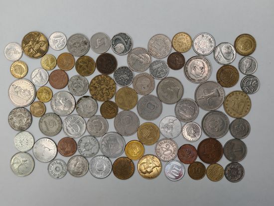 Монеты разных стран. Одним лотом 70 шт. С рубля