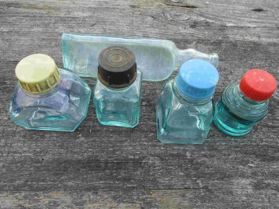 Бутылочки из-под советских чернил, туши и уксусной кислоты