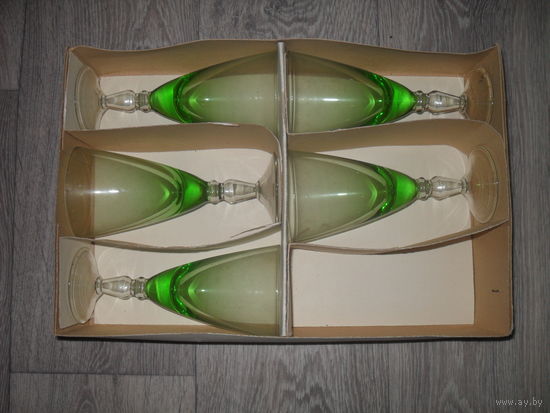 Бокалы-фужеры из зелёного стекла 60-е годы (Неман).5 шт.