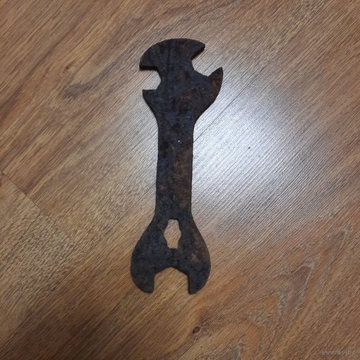 Старинный гаечный ключ