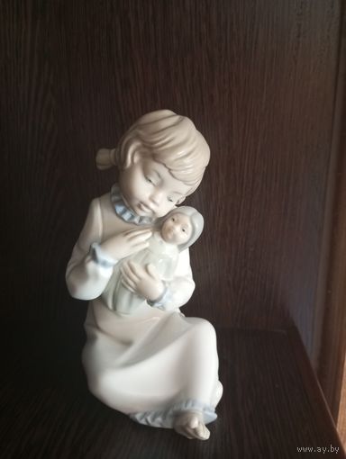 Фарфоровая фигурка. Девочка с куклой. Casades.