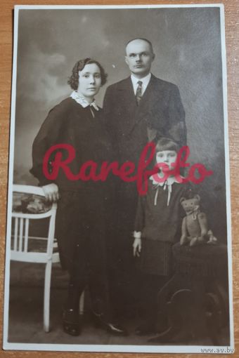 1933 Открыточный формат семья студийное фото печать интересная монограмма фотограф Авотин Рига