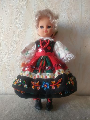 Красивая кукла в национальной одежде. ГДР, 1978 год.