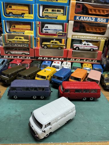 УАЗ-452 (с 1985 года УАЗ-3741), кузов со всеми "глухими" боковыми стеклами за водительским рядом, зеркала заднего вида, ручки дверей отдельными деталями, белый цвет, металл, Тантал, Агат, Саратов