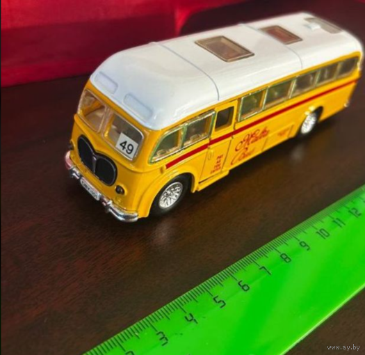 Коллекционный автобус Bedford SB Sunnyside 1:64