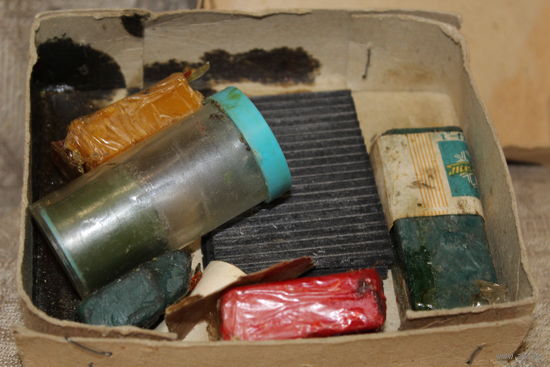 КОРОБКА СССР С ПРИНАДЛЕЖНОСТЯМИ ДЛЯ СМАЗКИ И УХОДА ЗА ЛЫЖАМИ