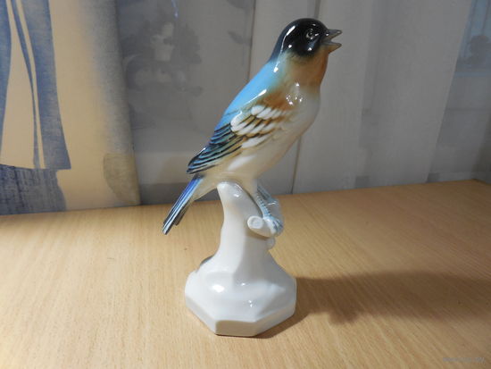 Фарфоровая статуэтка . Зяблик. Германия.