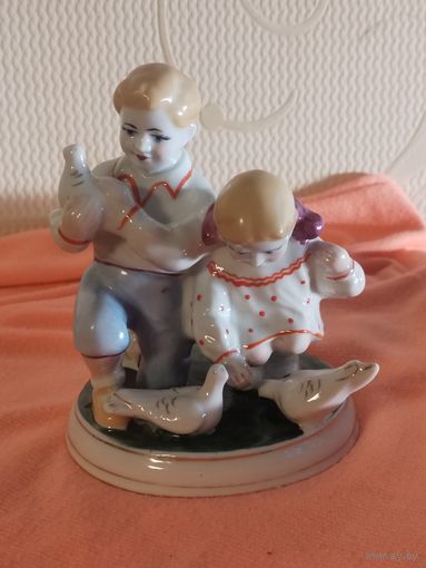 Фарфоровая статуэтка "Дети кормят голубей" ЗХК без реставрации !!!