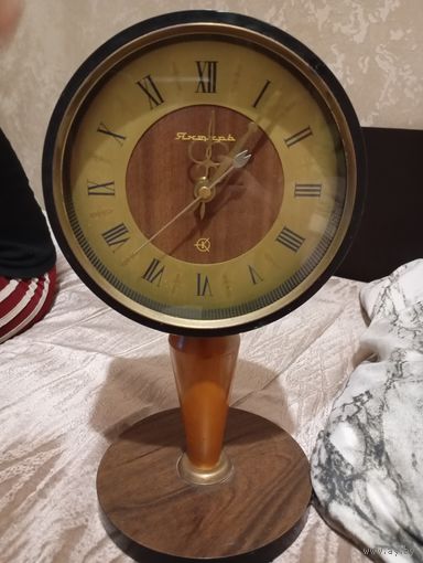 Часы Настольные "ЯНТАРЬ"