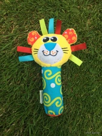 Пищалка playgro, мягкая, при нажатии пищит. Целая, есть небольшие пятнышки, видны на фото.