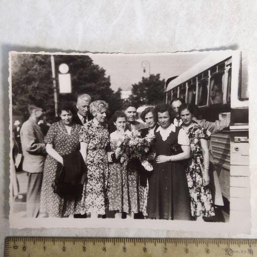 Фотография. История СССР в лицах. У автобуса. 1960-е.