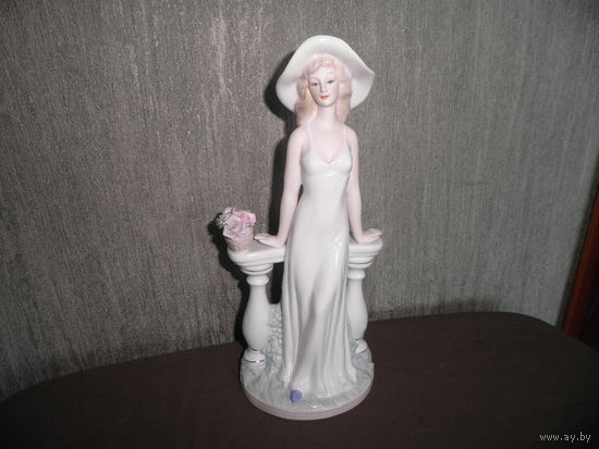 Фарфоровая статуэтка Девушка в интерьере.Высота 30 см.С рубля.