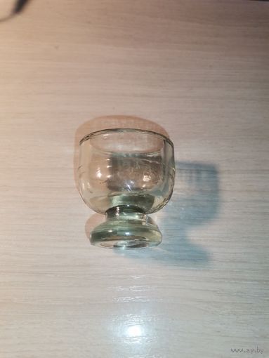 Стеклянная рюмочка, мензурка предназначенная для медицинских целей, высота 4.5 см., без сколов.