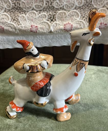 Статуэтка Скоморох на козе . Дулёво