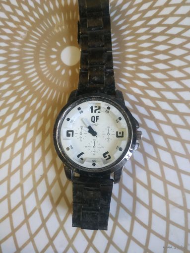 Часы наручные с браслетом. ТИКАЮТ. Состояние на скане. В коллекцию,ремонт,на запчасти.