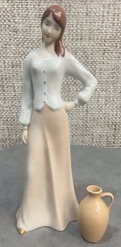 Статуэтка Девушка с кувшином, фарфор Royal Dux Bohemia Чехословакия. Высота 21 см.