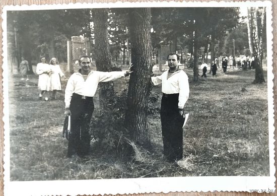 Фото двух моряков. Москва. 1951 г. 9х14 см.