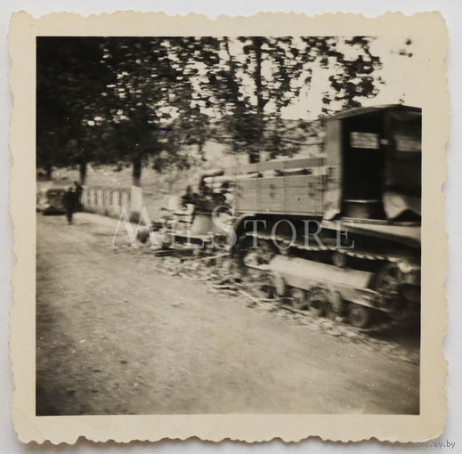 Разбитый советский артиллерийский тягач С-2 "Сталинец-2" с 85-мм зенитной пушкой на прицепе