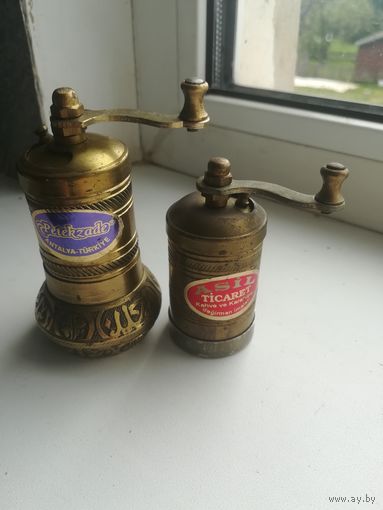 Два прибора для измельчения перца.