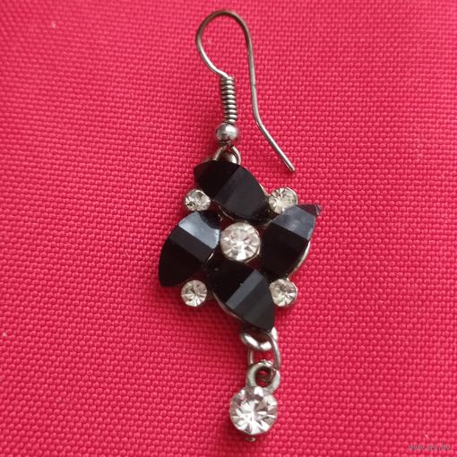 Серьга (одна) -висюлька с камушками, длина 4,5см., оригинальная, 20век.