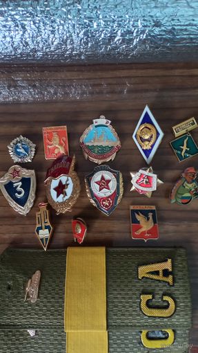 Значки и нагрудные знаки.