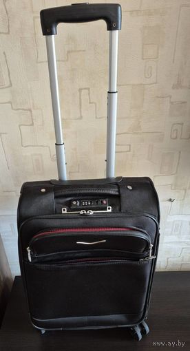 Чемодан дорожный 45х35х19 см. Проходит в самолет как ручная кладь. "Пережил" один авиаперелет))) Как новый. Все целое.