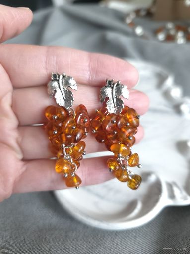 Серьги-гвоздики Грозди из натурального янтаря